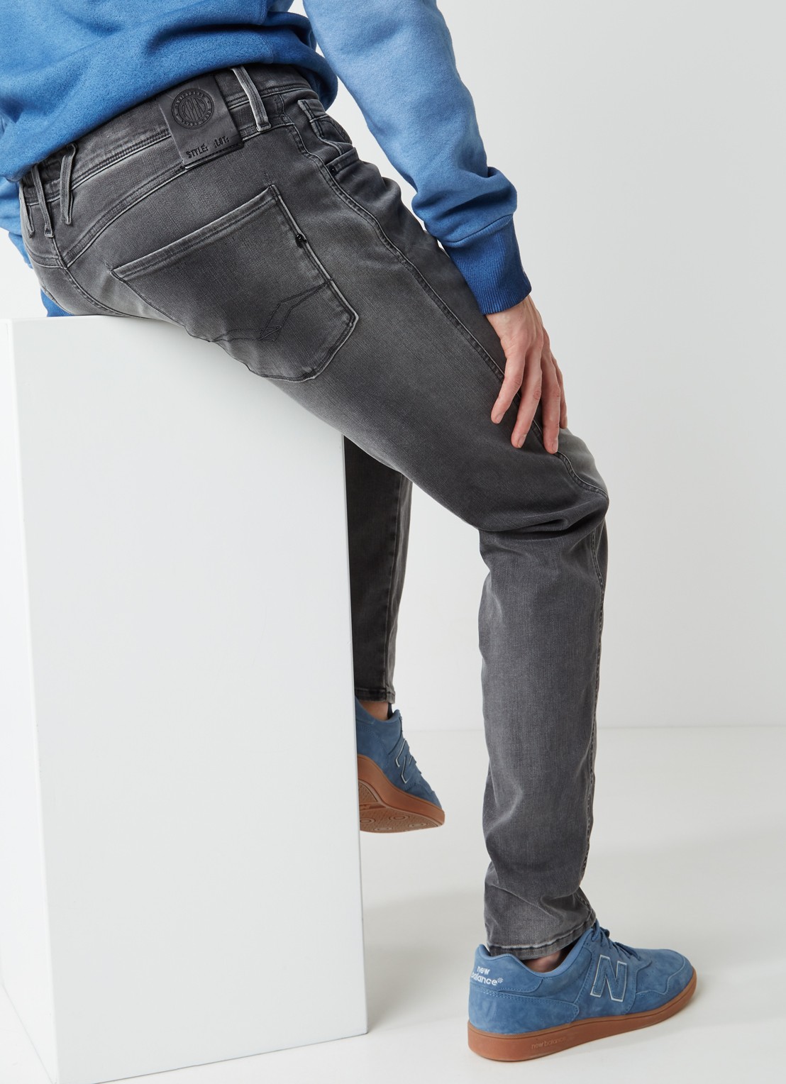 Replay Anbass Hyperflex slim fit jeans met faded look - detail 5 grijs