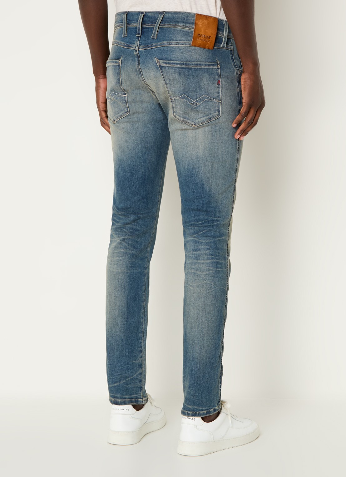 Replay Anbass slim fit jeans met steekzakken - achterkant indigo