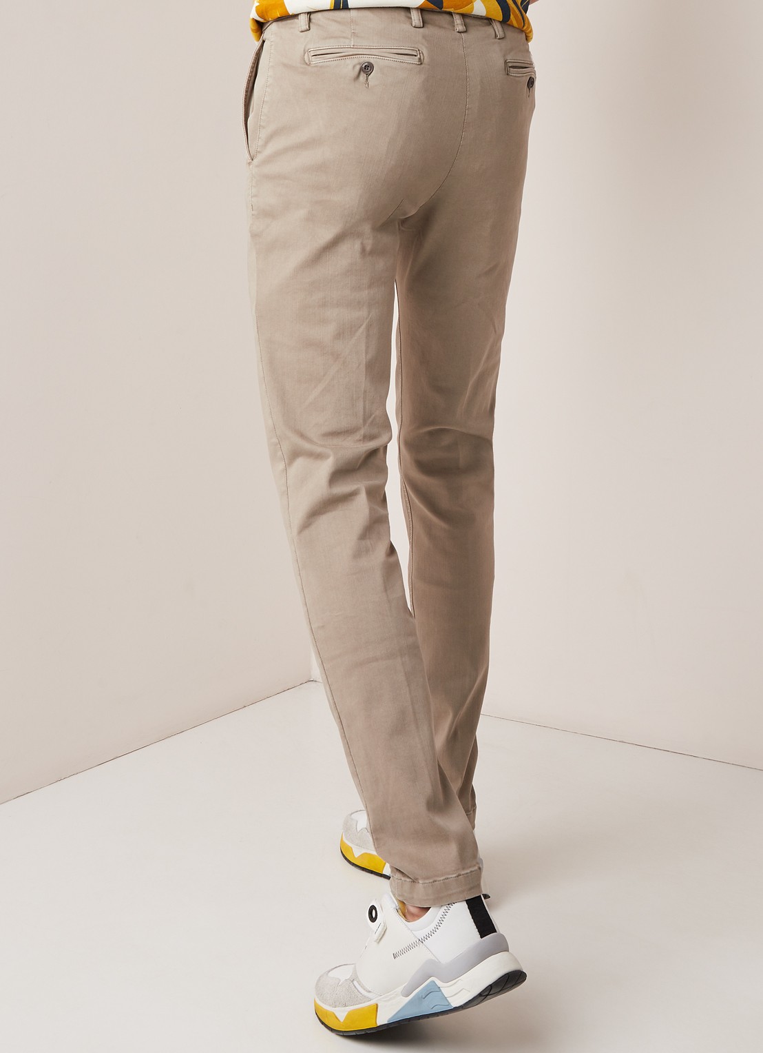 Replay Zeumar Hyperflex slim fit chino met stretch  - achterkant zand