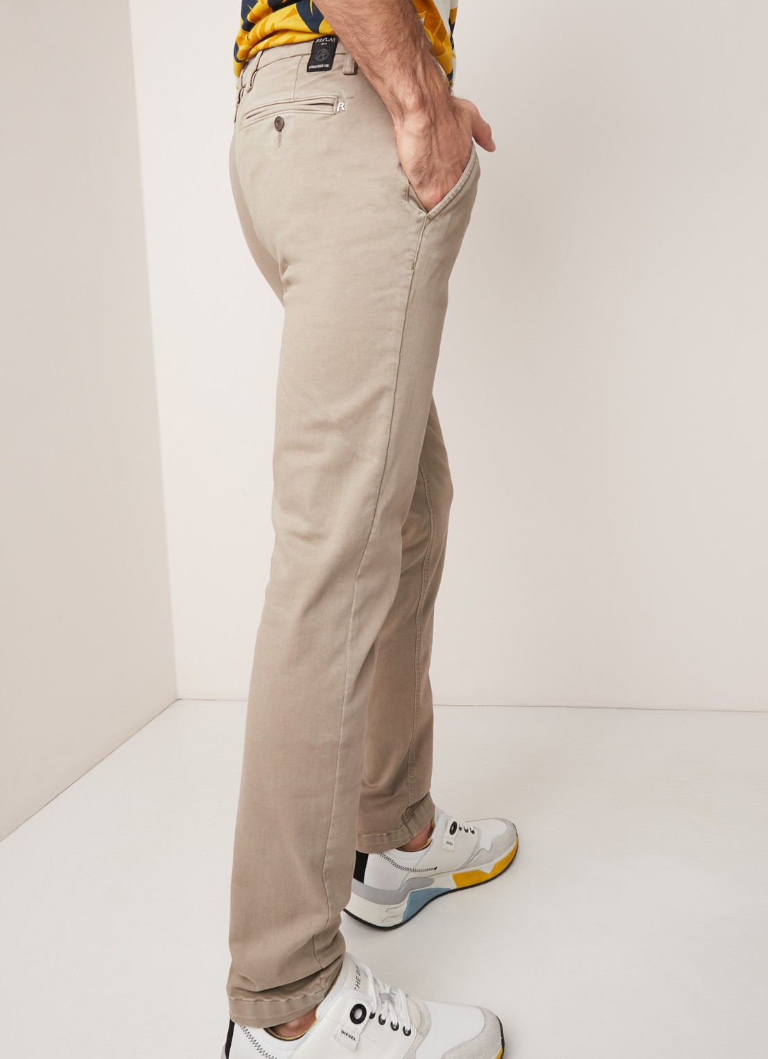 Replay Zeumar Hyperflex slim fit chino met stretch  - detail 3 zand