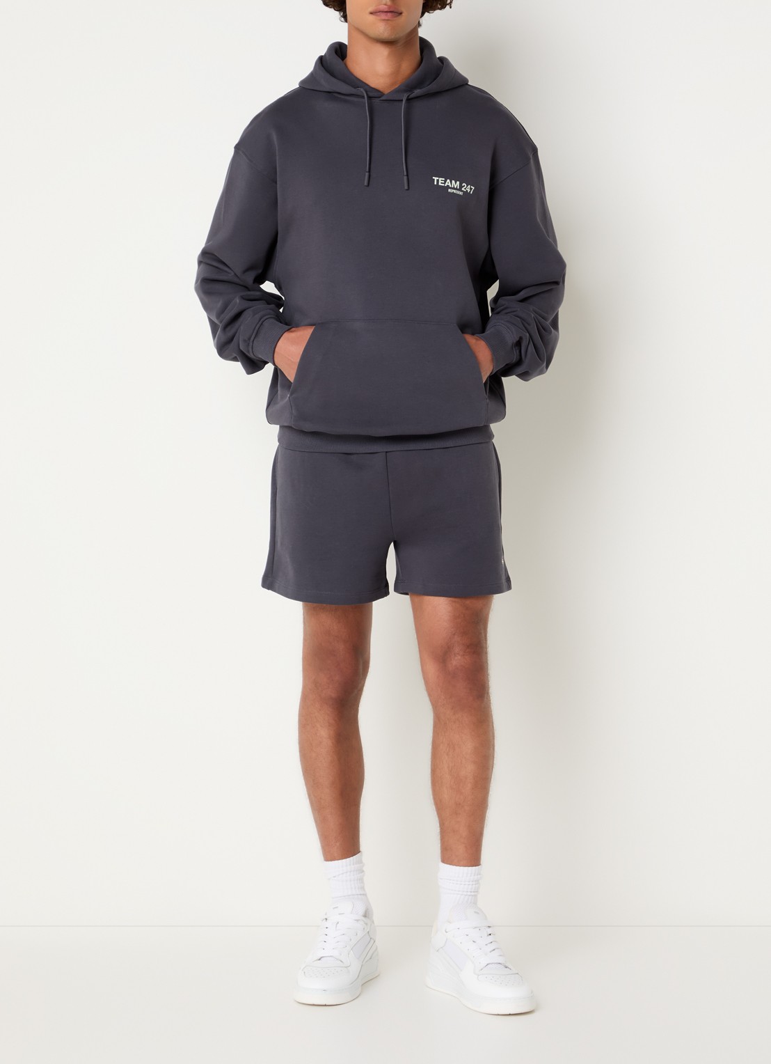 Represent 247 hoodie met logo- en backprint - voorkant 3 antraciet