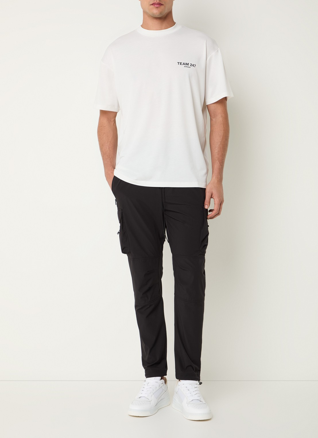 Represent 247 tapered fit cargobroek met klepzakken - voorkant 4 zwart