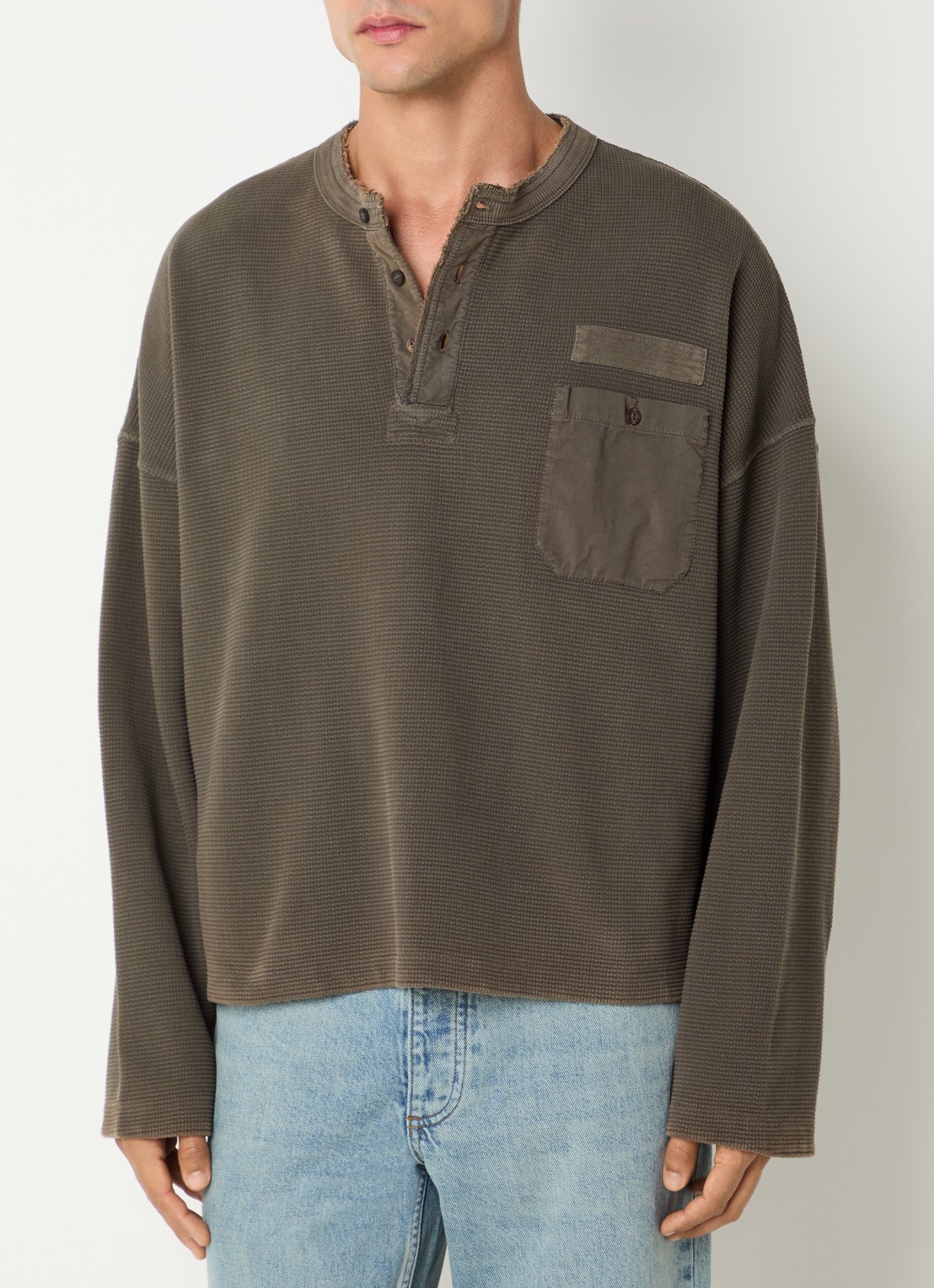 Represent Henley sweater met borstzak en verwassen afwerking - detail zand