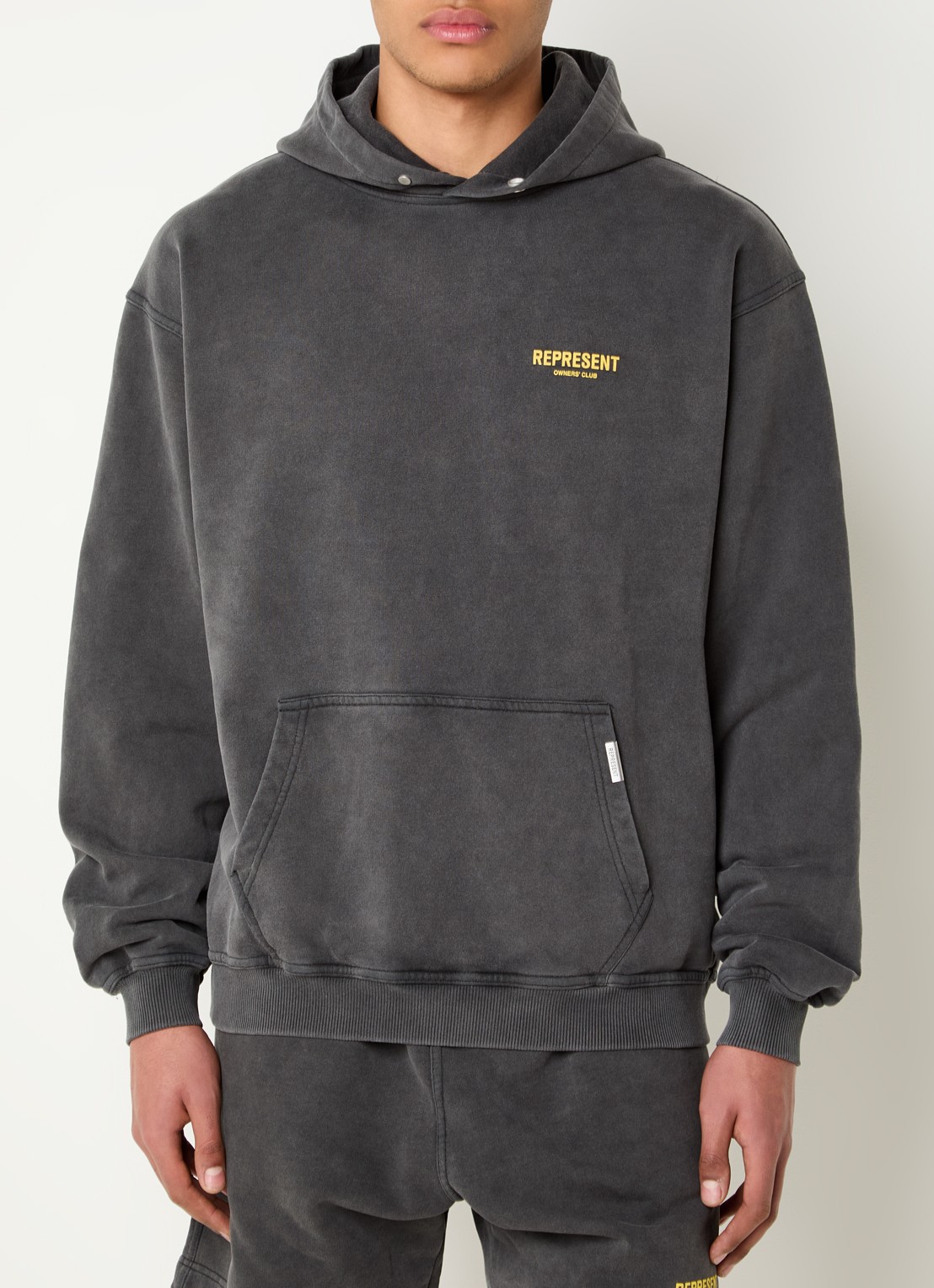Represent Owners Club hoodie met logo- en backprint - achterkant antraciet