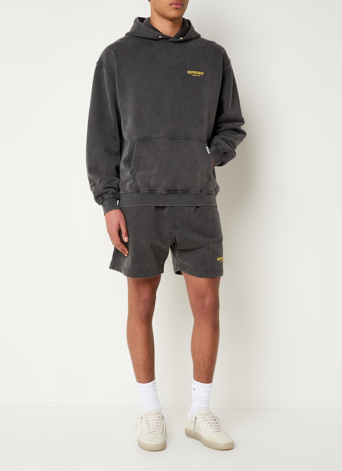 Represent Owners Club hoodie met logo- en backprint - voorkant 3 antraciet