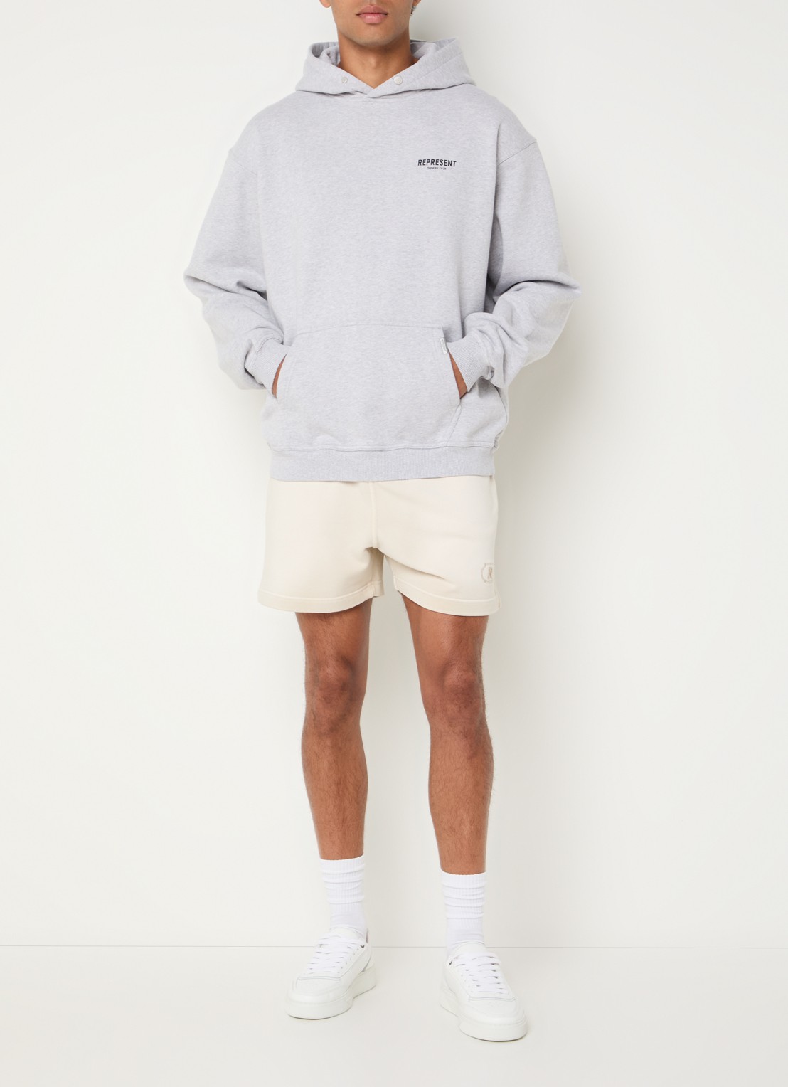 Represent Owners Club hoodie met logo- en backprint - voorkant 2 grijsmele