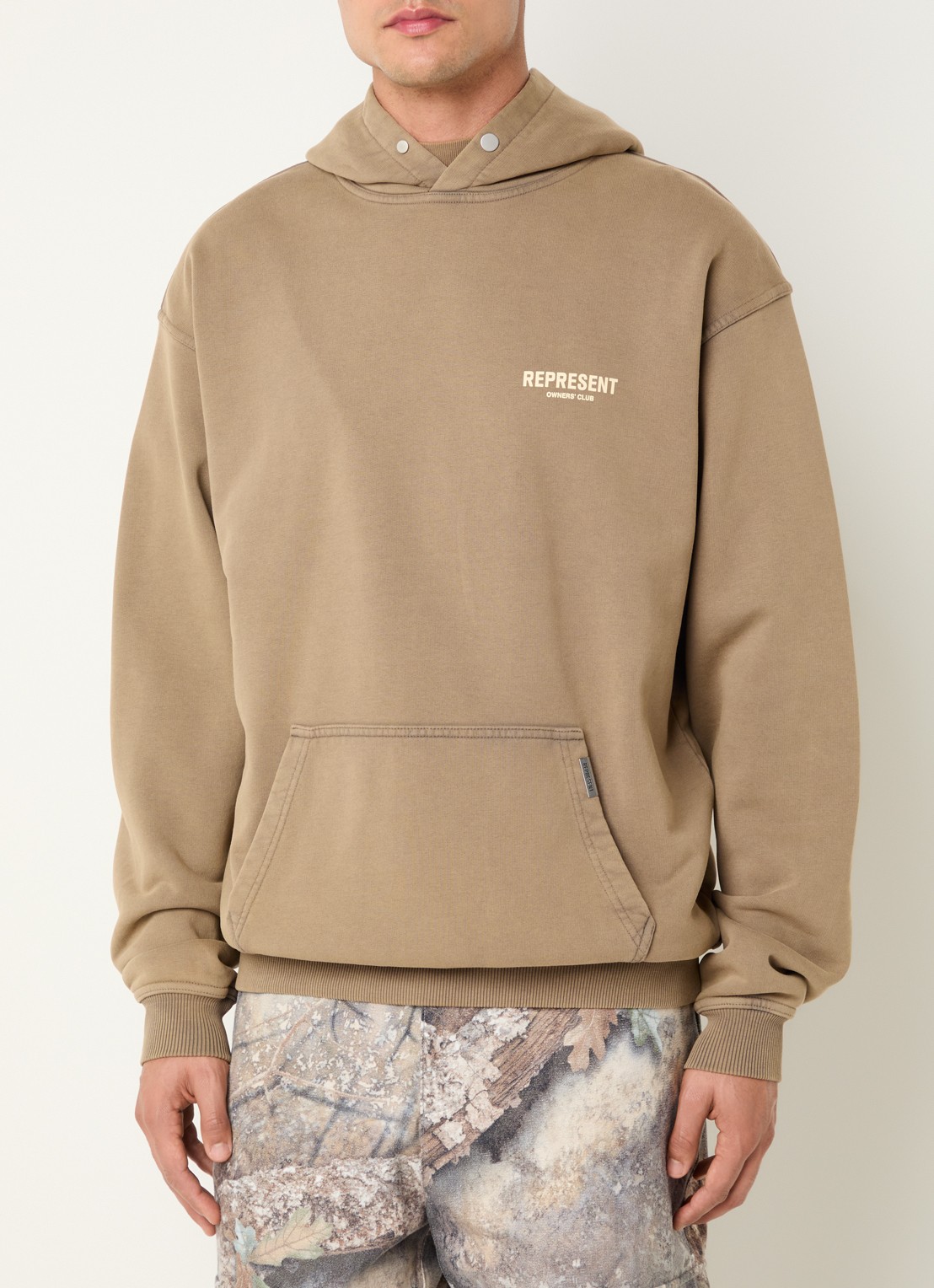 Represent Owners Club hoodie met logo- en backprint - achterkant 5 camel