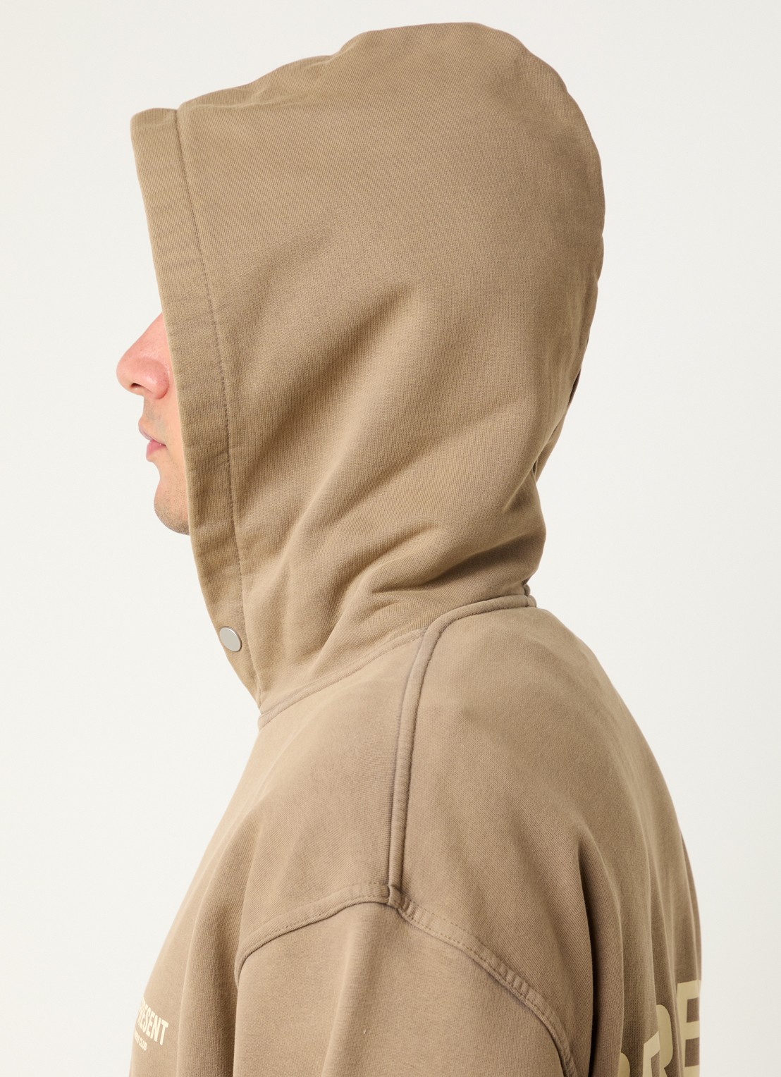 Represent Owners Club hoodie met logo- en backprint - detail 4 camel