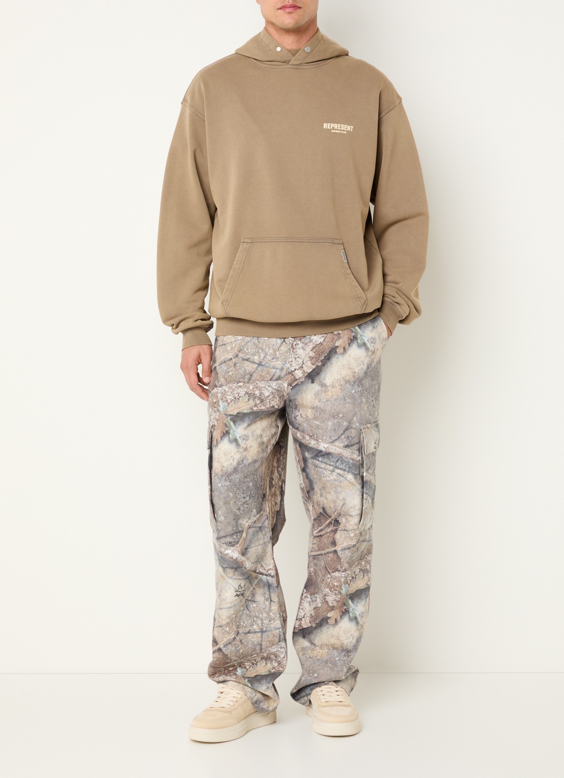 Represent Owners Club hoodie met logo- en backprint - voorkant 2 camel