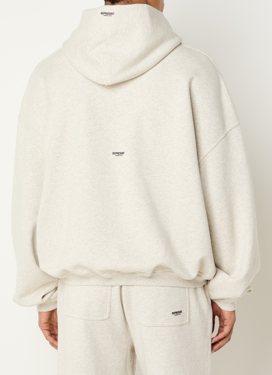 Represent Owners club hoodie met logo - achterkant 3 zand