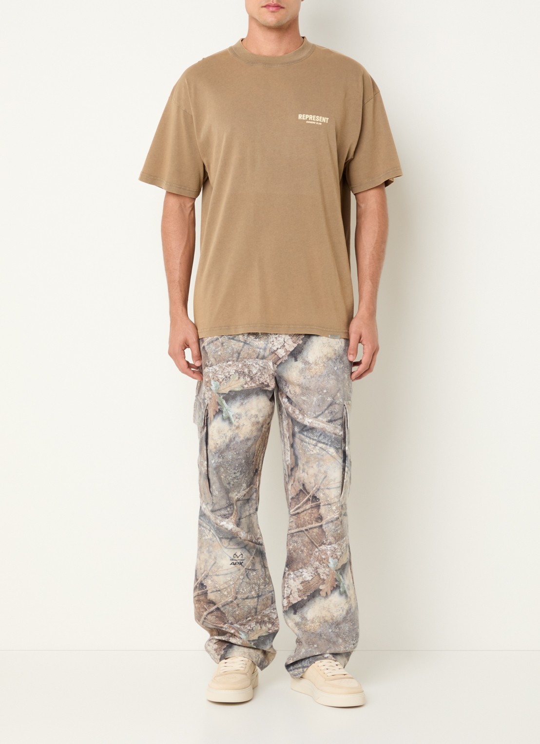 Represent Owners Club T-shirt met logo- en backprint - voorkant 2 camel