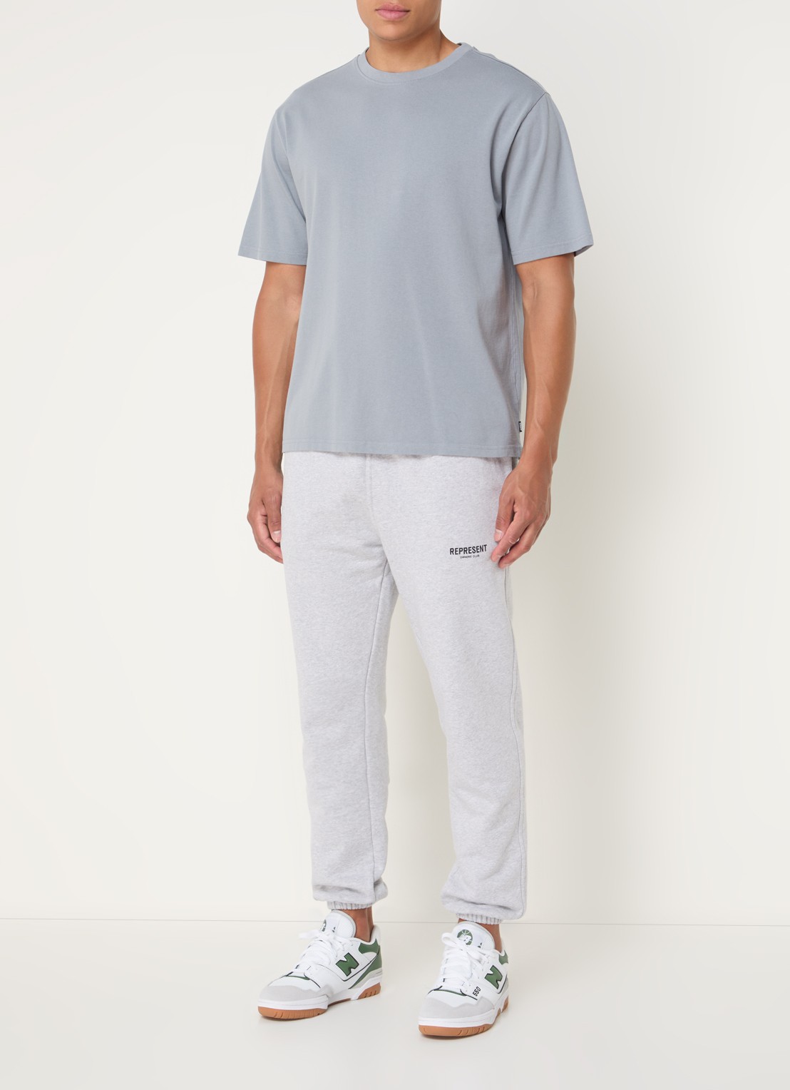 Represent Owners Club tapered fit joggingbroek met logo en steekzakken - voorkant 2 grijsmele