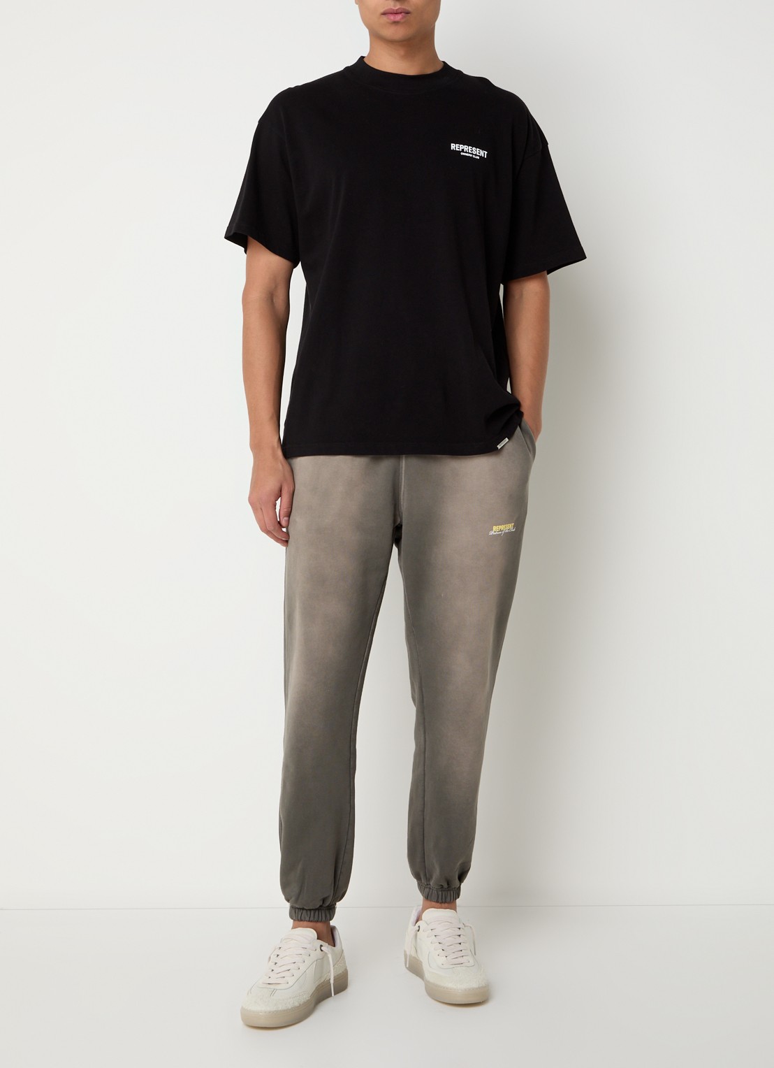 Represent Patron Of The Club tapered fit joggingbroek met verwassen afwerking en steekzakken - voorkant 3 olijfgroen