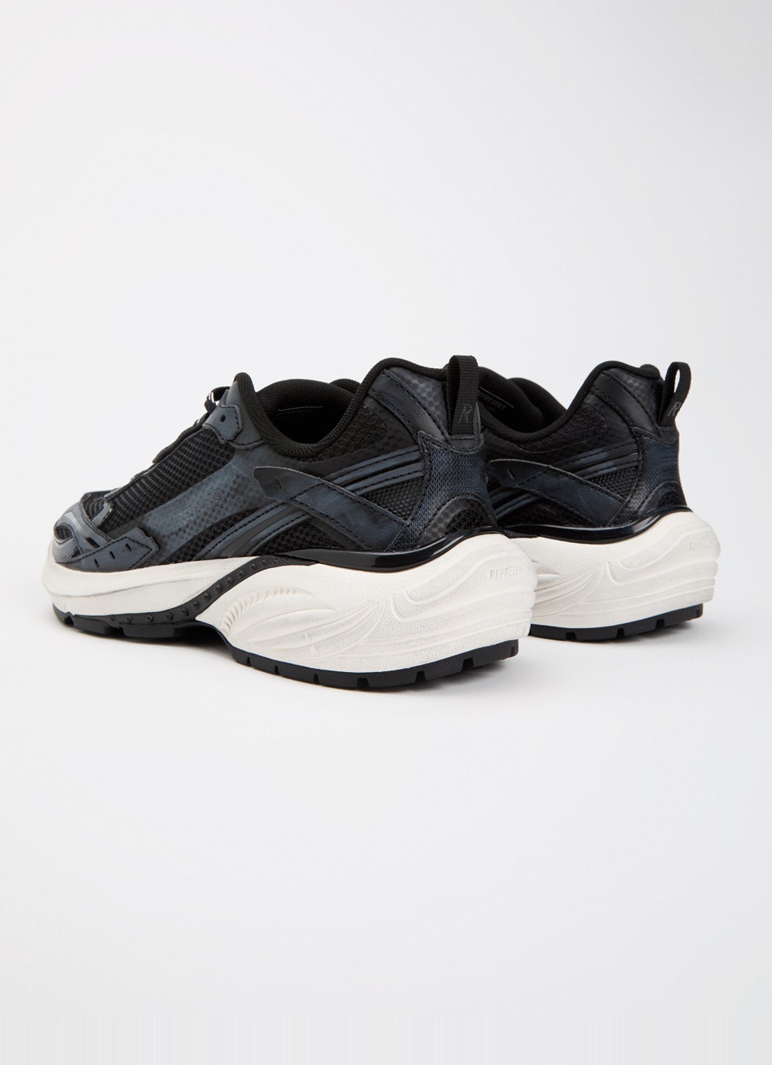 Represent Storm-Torn sneaker met details van mesh  - achterkant zwart