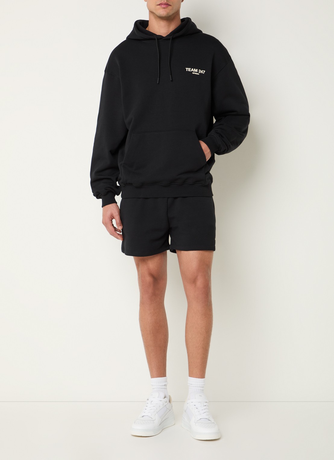 Represent Team 247 hoodie met logo- en backprint - voorkant 5 zwart