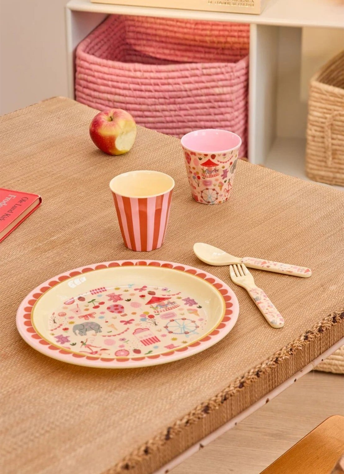 Rice Kinderbord 22 cm  - voorkant 2 roze