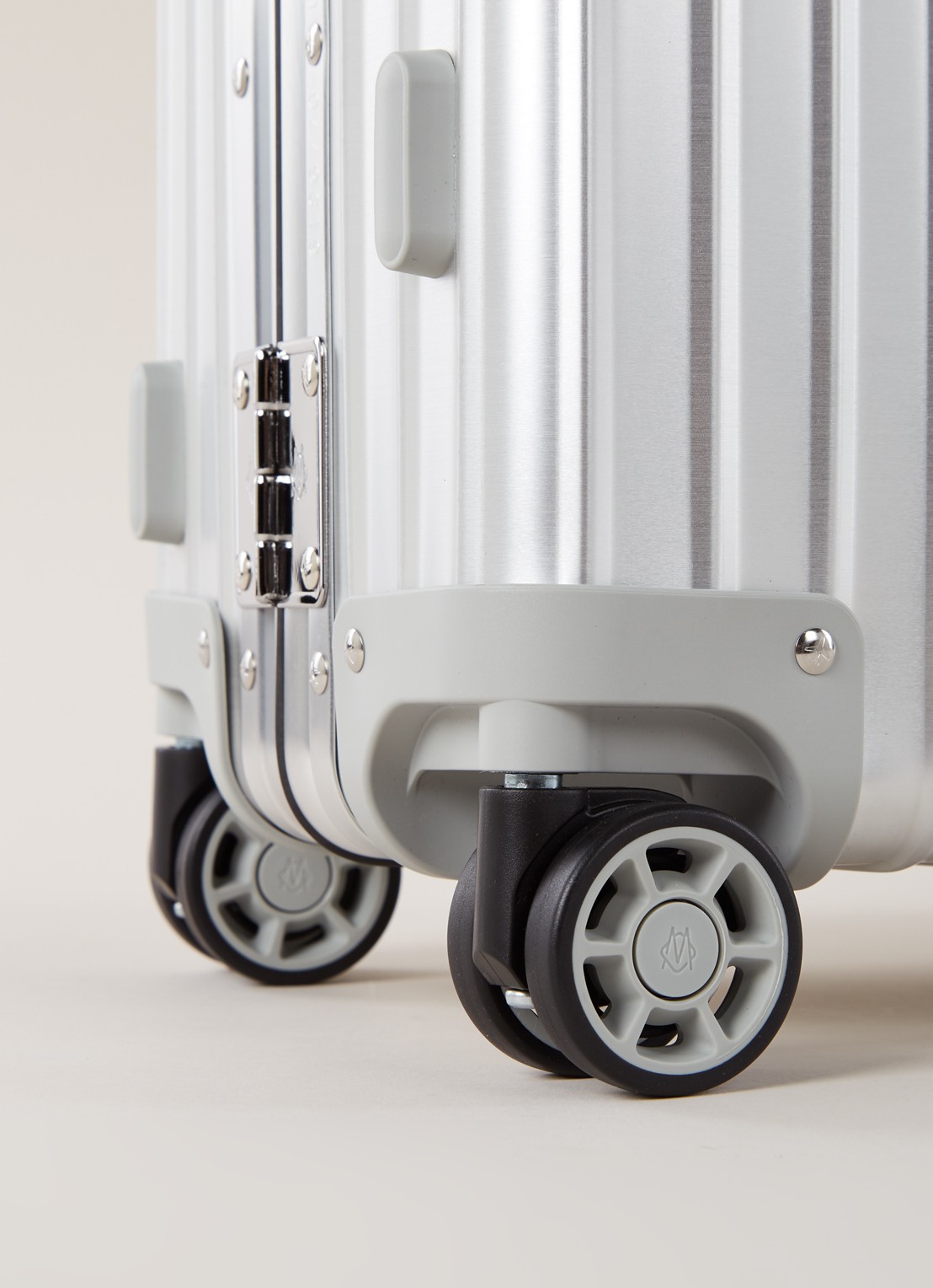 Rimowa Classic Cabin S spinner 55 cm - detail 2 zilver