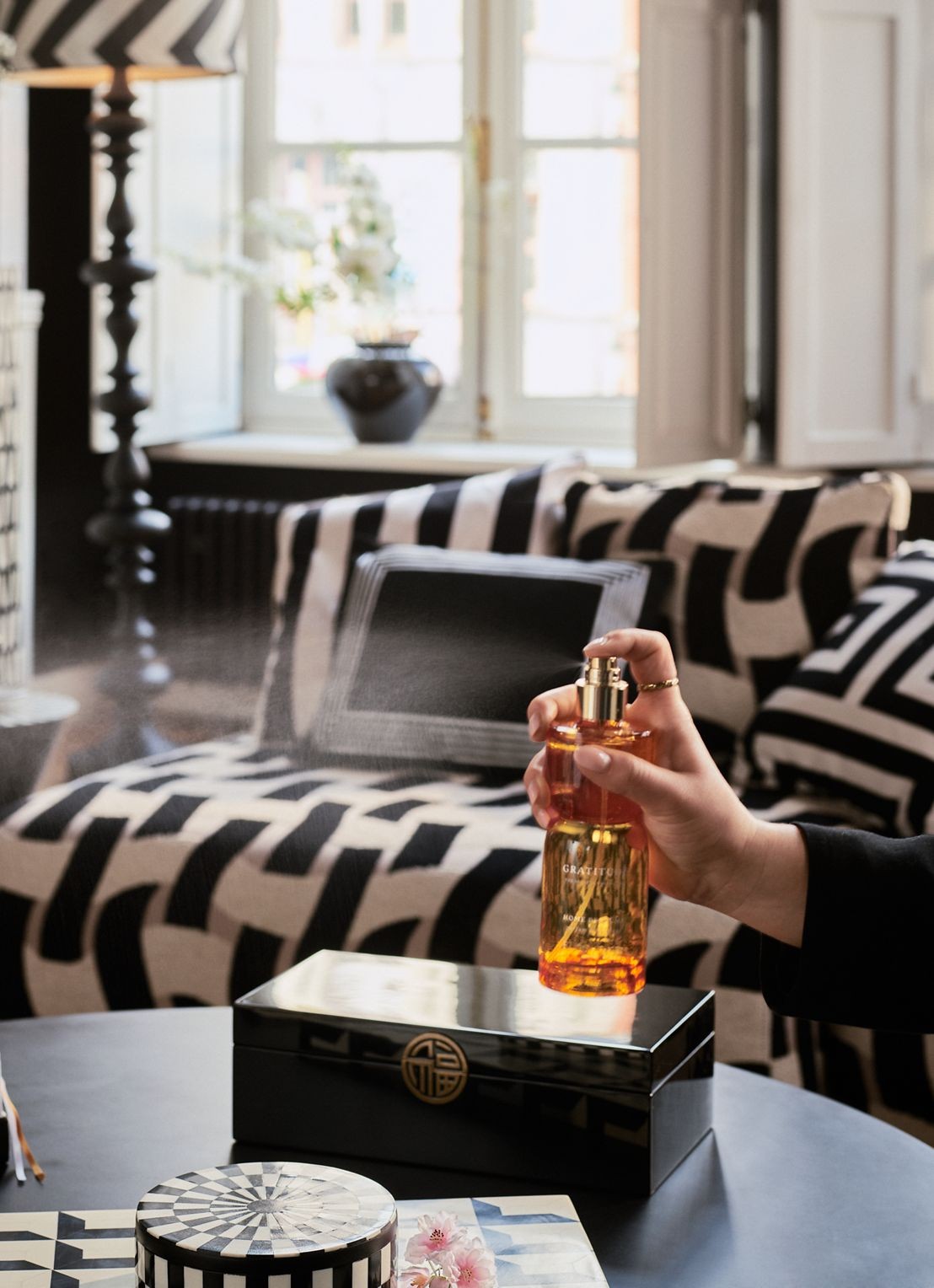 Rituals Gratitude Home Perfume - geurdisffuser 200 ml - detail 2 beige