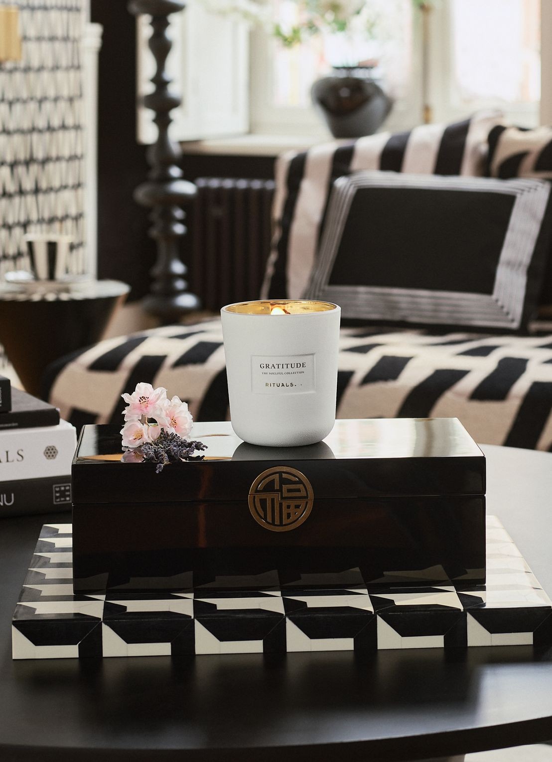 Rituals Gratitude Scented Candle - geurkaars 360 gram - detail 5 undefined