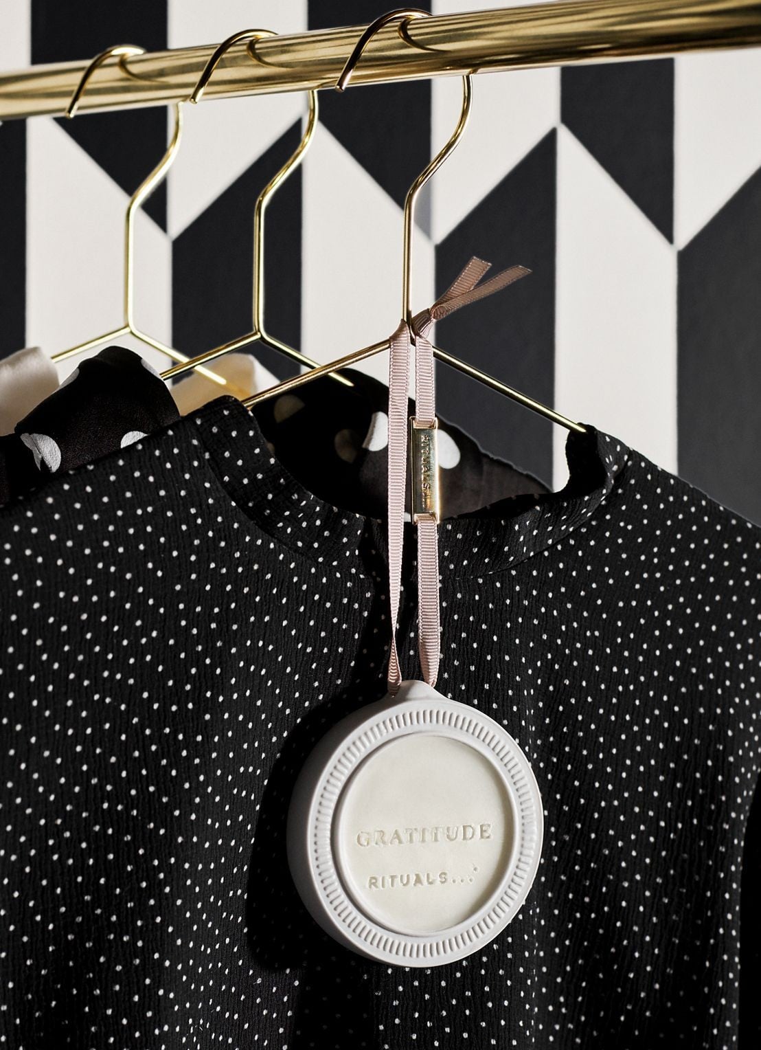 Rituals Gratitude Wardrobe Fragrance - kledingparfum - detail 5 beige
