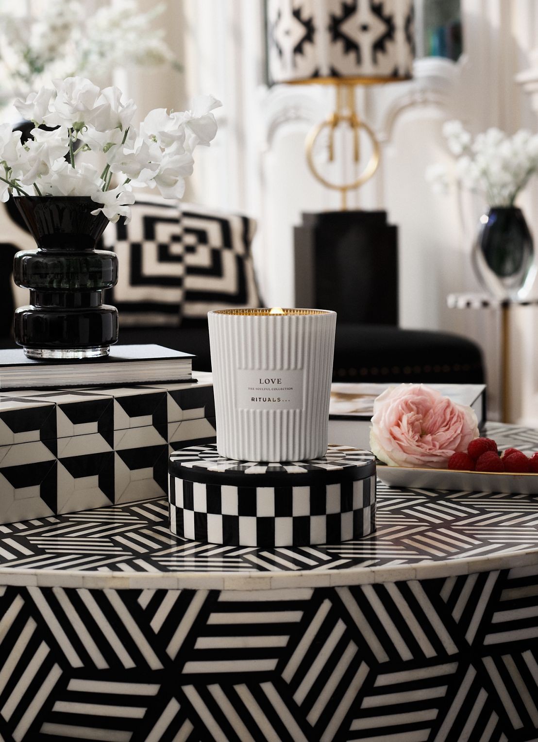 Rituals Love Scented Candle - geurkaars 360 gram - detail 3 beige