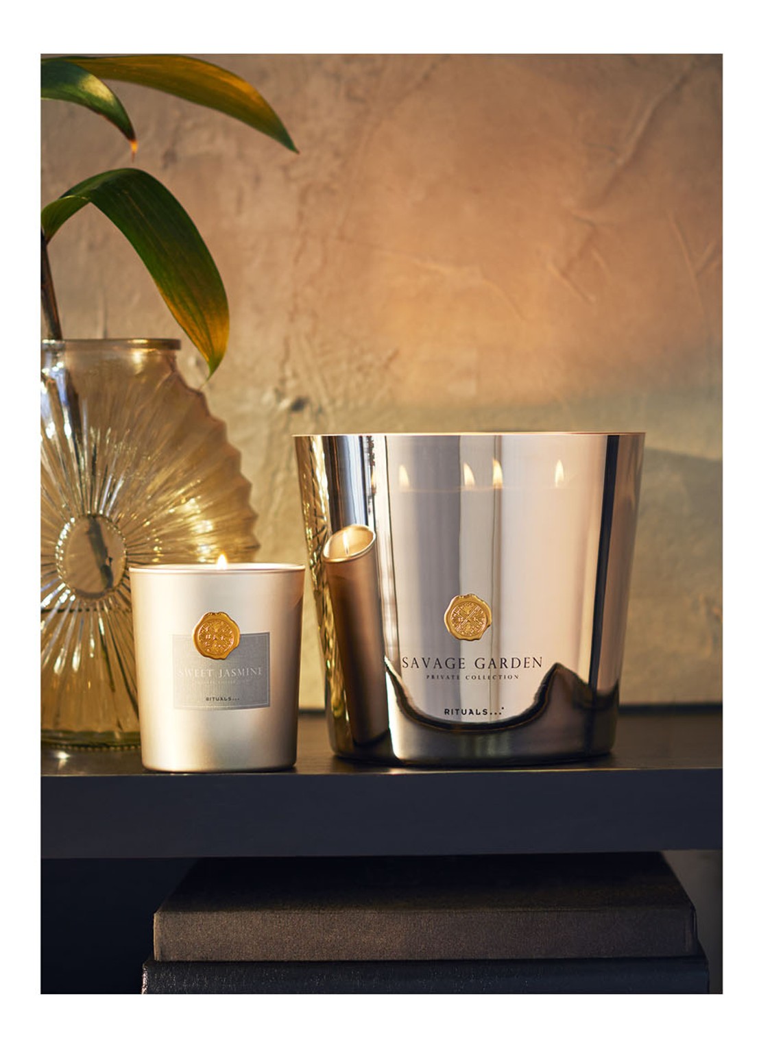 Rituals Savage Garden XXL geurkaars 2500 gram - voorkant 2 goud