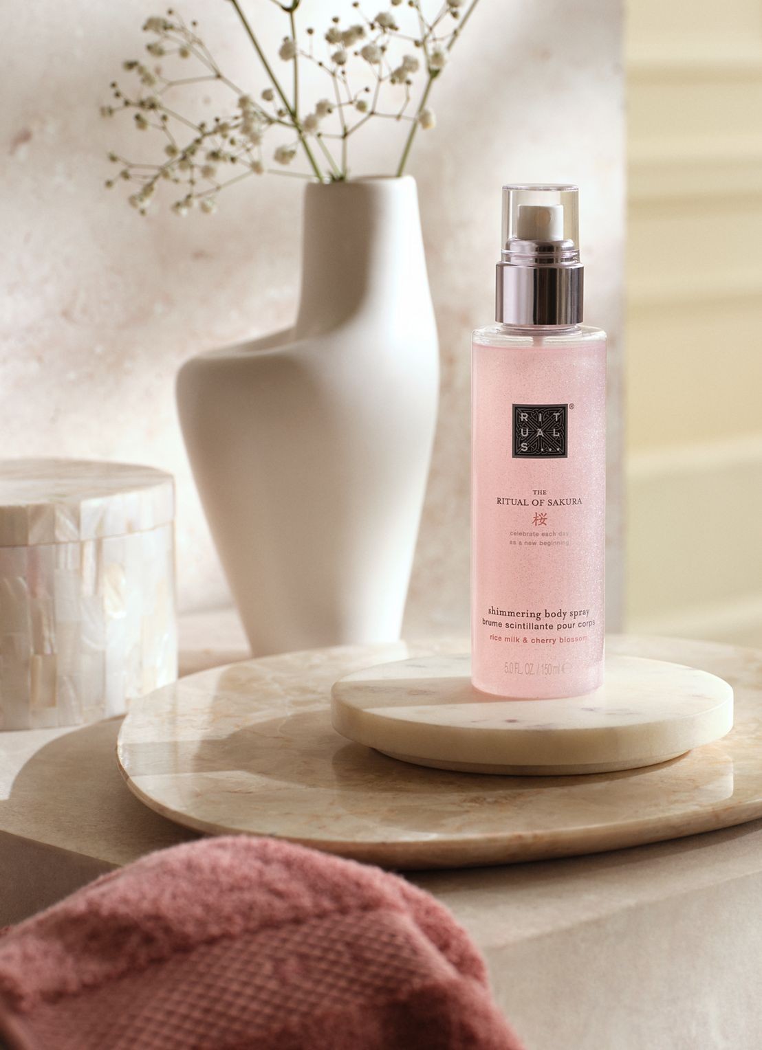 Rituals The Ritual of Sakura Shimmering Body Spray 150 ml - detail 2 beige