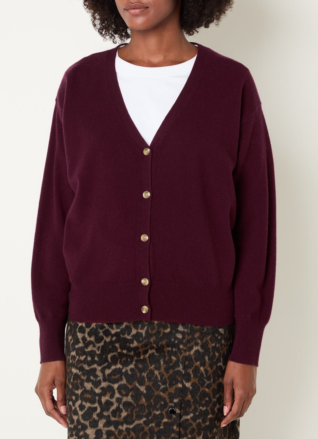 River Woods Fijngebreid vest van merino wol met V-hals - detail bordeauxrood