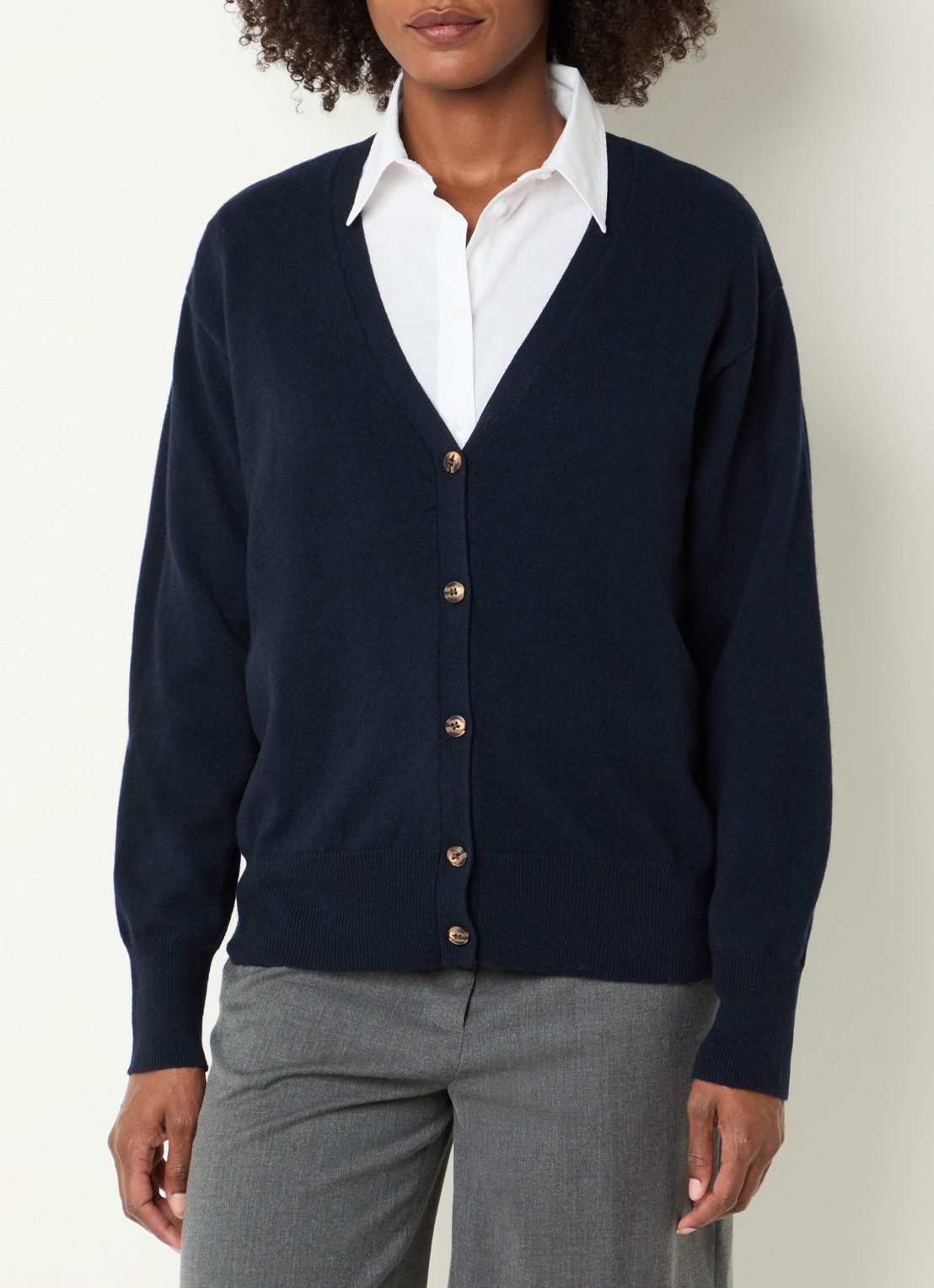 River Woods Fijngebreid vest van merino wol met V-hals - detail 4 donkerblauw