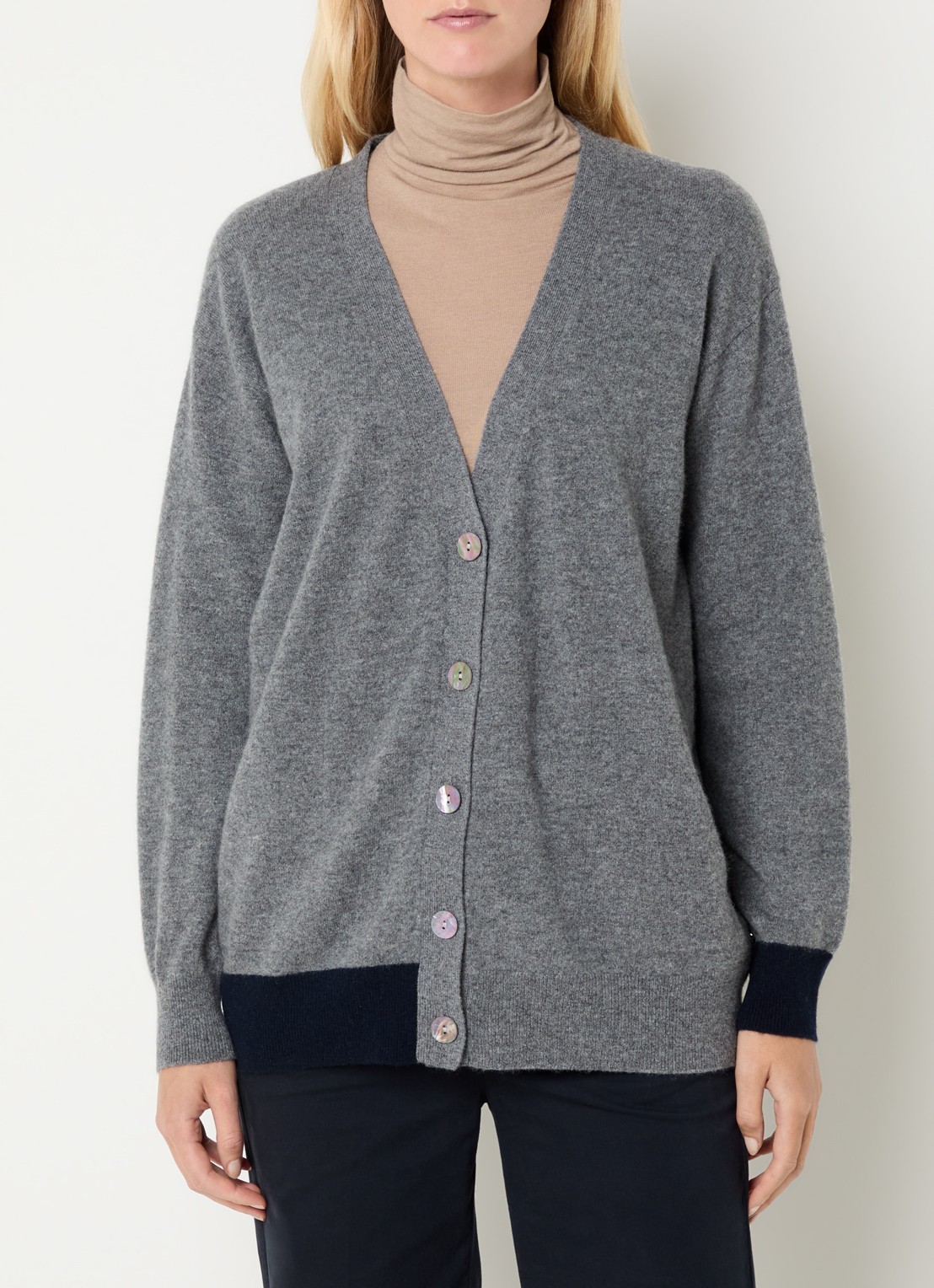 River Woods Fijngebreid vest van wol met V-hals - detail grijs