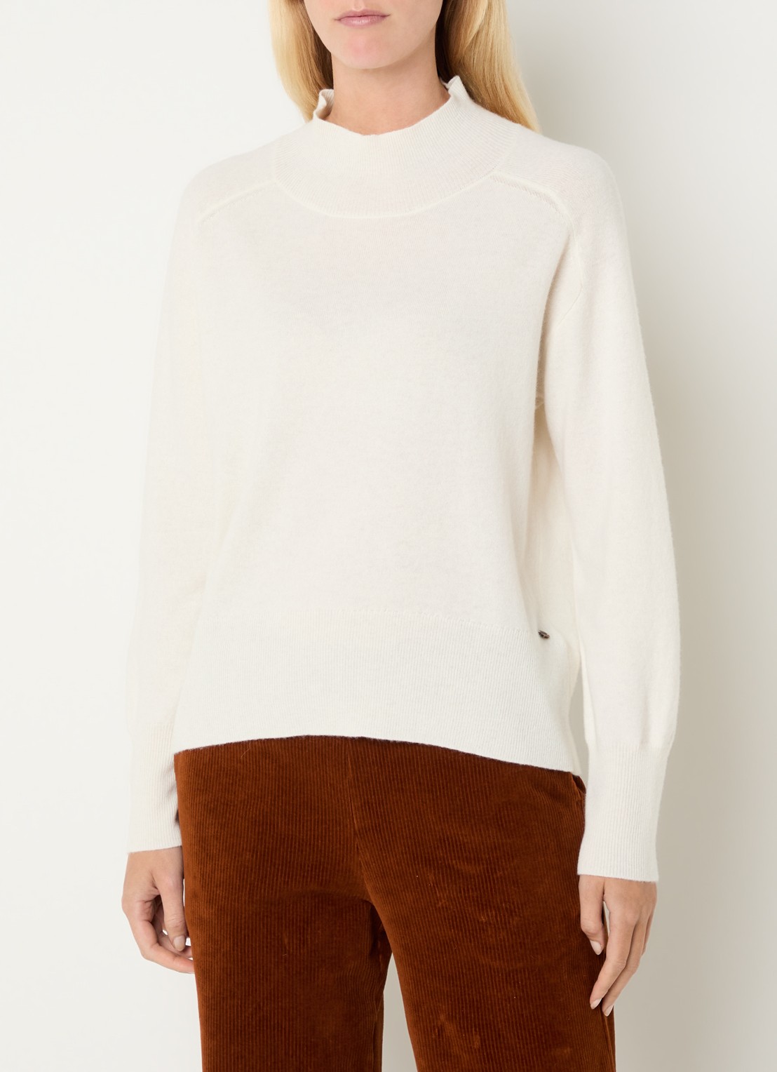 River Woods Fijngebreide pullover van wol met opstaande kraag - detail creme