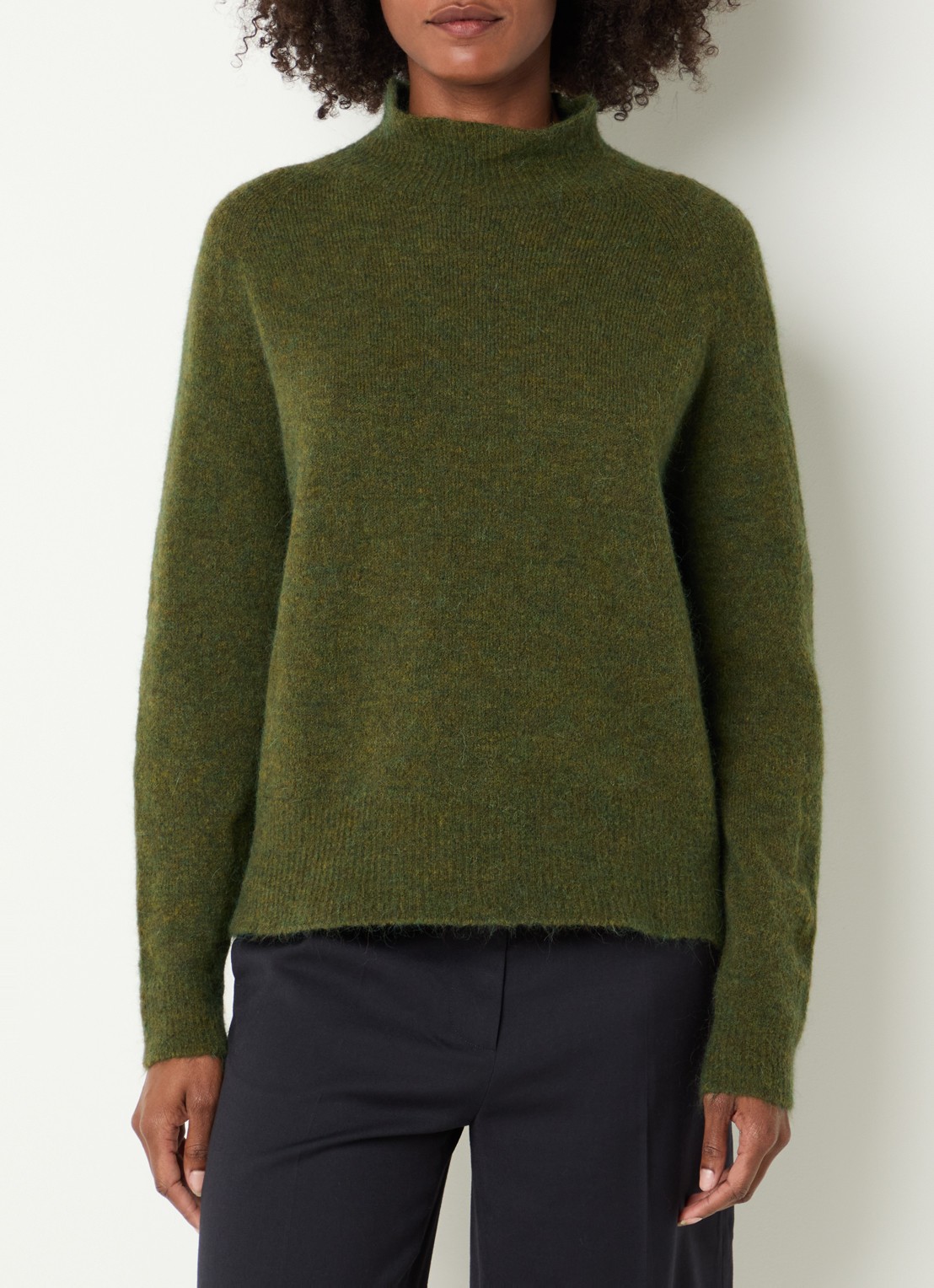 River Woods Grofgebreide trui in alpaca wolblend met col - detail donkerkhaki