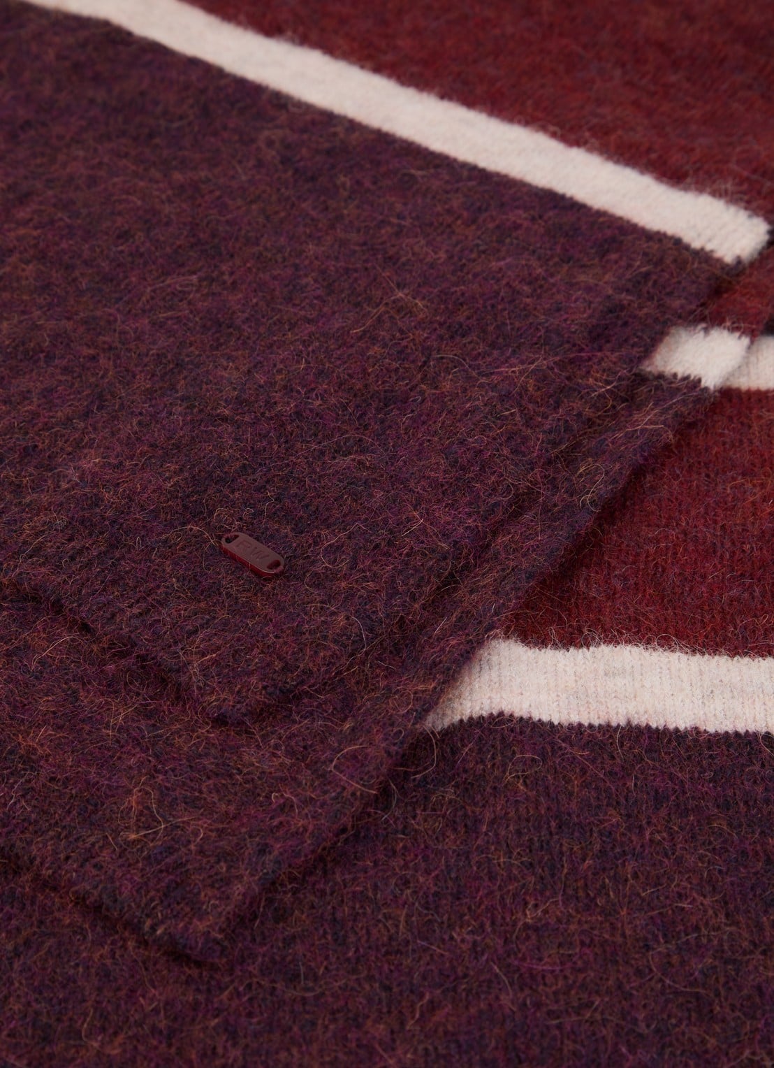 River Woods Sjaal in alpaca wolblend 190 x 30 cm - detail 3 bordeauxrood