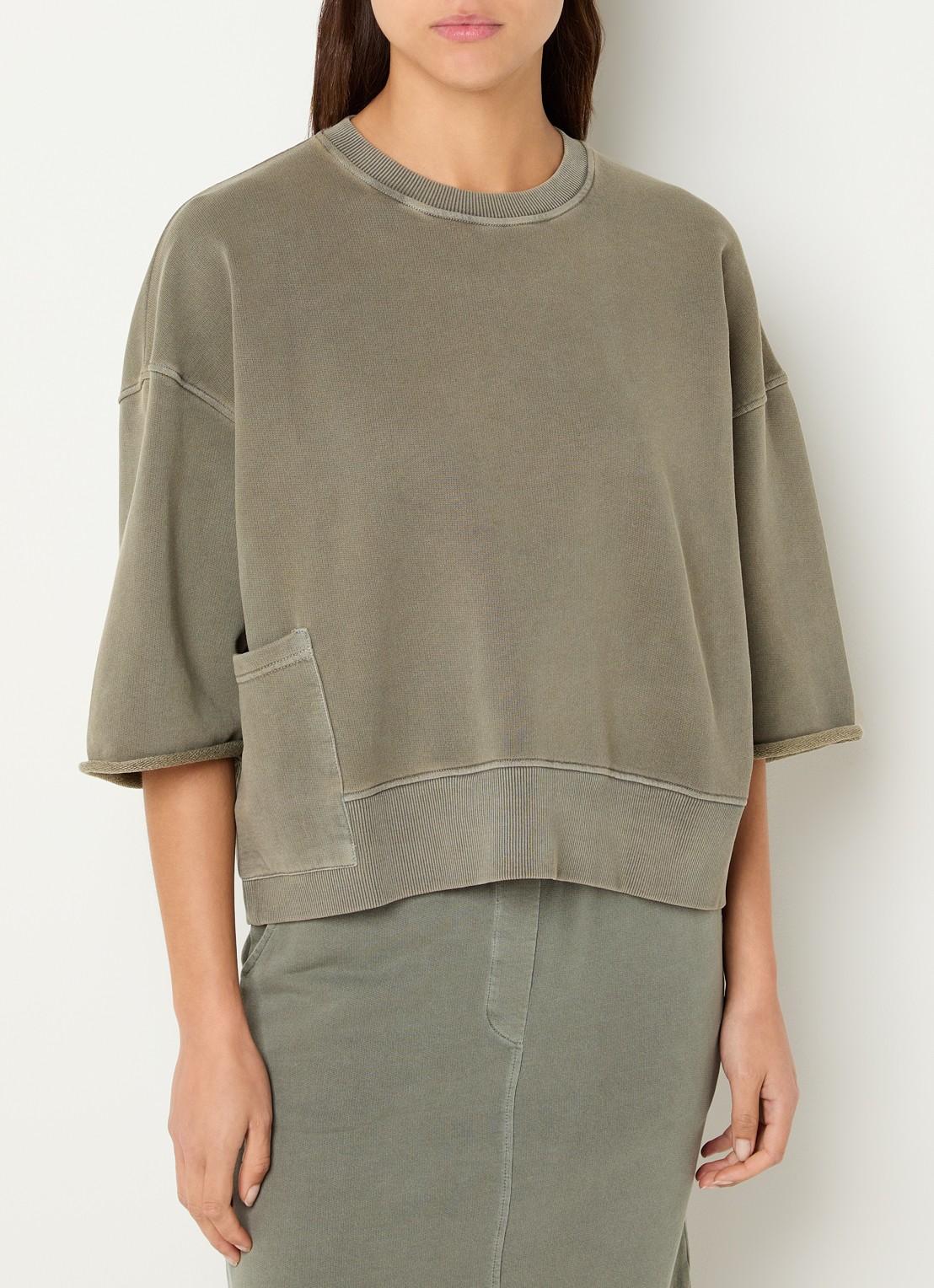 River Woods Sweater met opgestikte zak - detail 2 olijfgroen