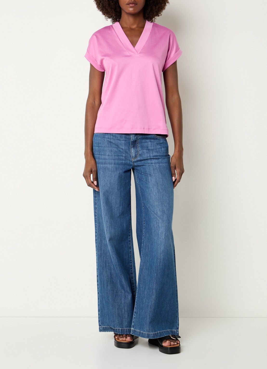 River Woods T-shirt met V-hals - voorkant 2 roze