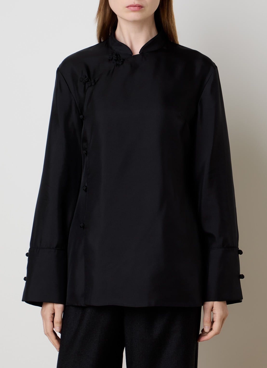 Róhe Blouse van zijde met overslag - detail 2 zwart