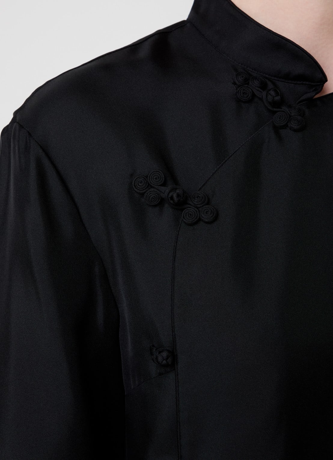 Róhe Blouse van zijde met overslag - detail 3 zwart