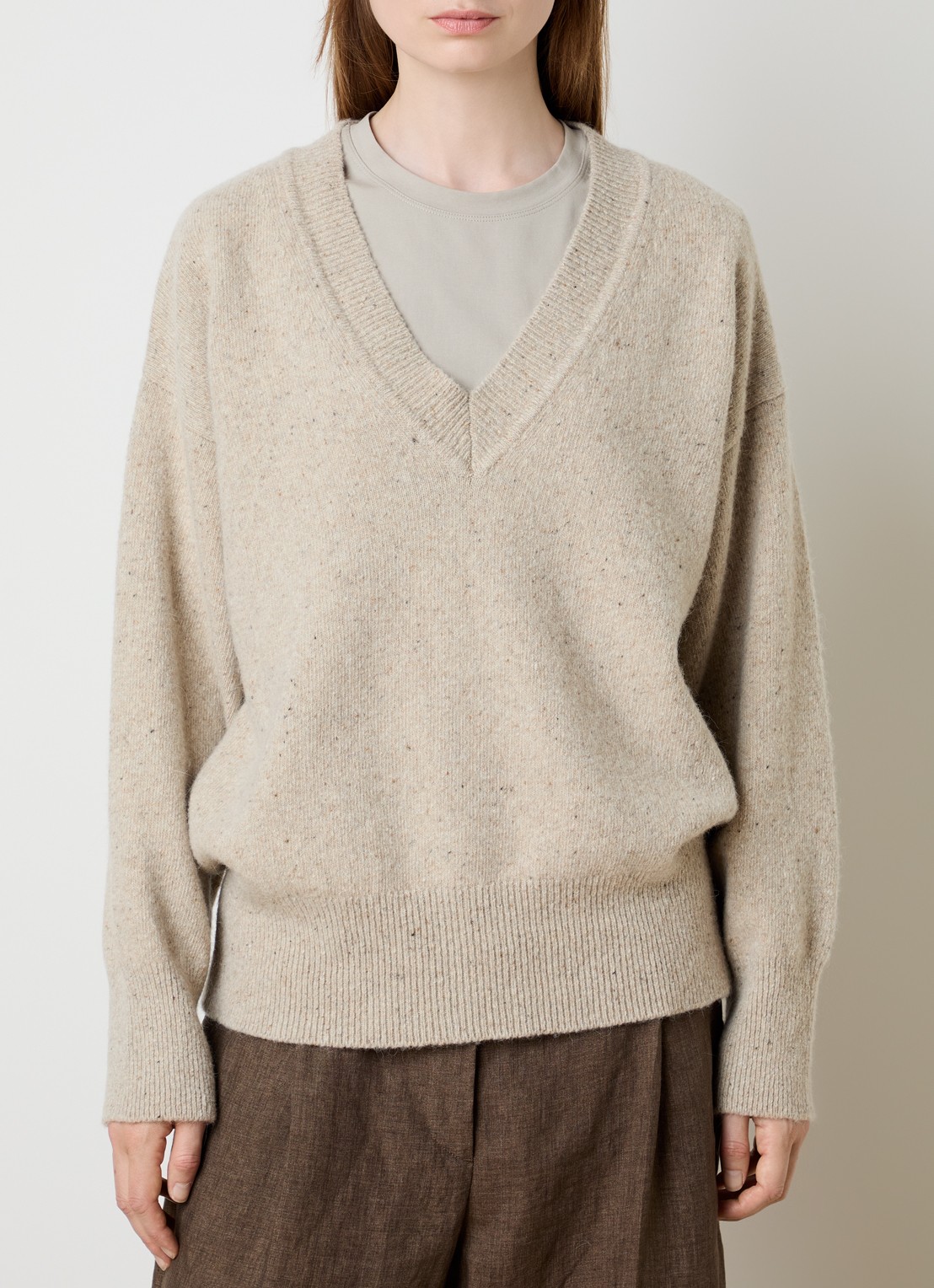 Róhe Classic grofgebreide oversized pullover in kasjmierblend met V-hals - detail khaki