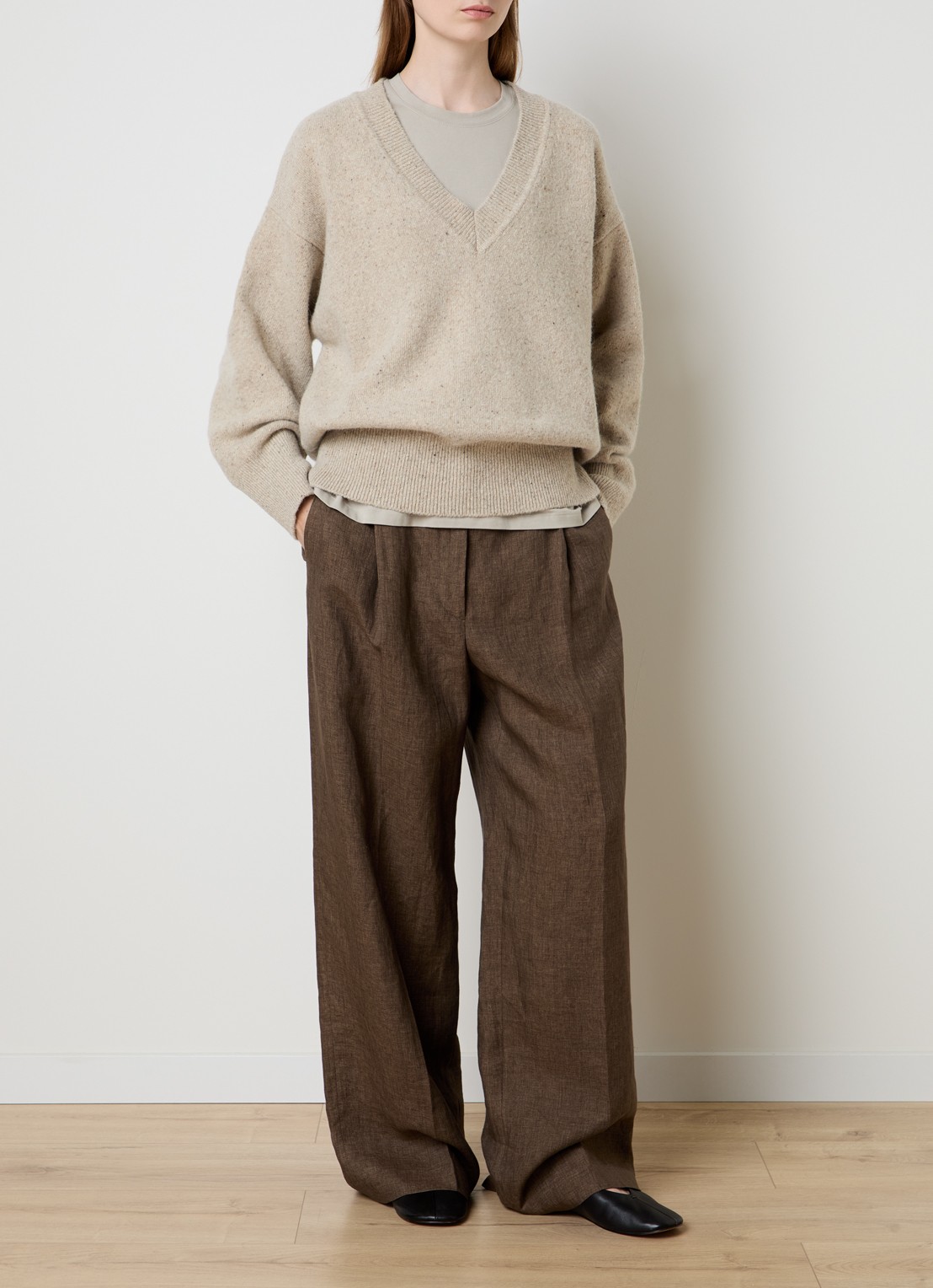 Róhe Classic grofgebreide oversized pullover in kasjmierblend met V-hals - voorkant 4 khaki