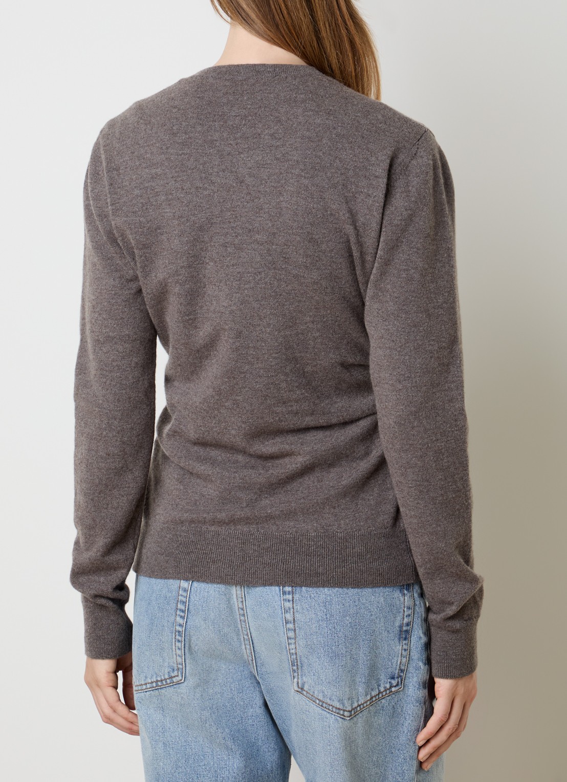 Róhe Fijngebreid asymmetrisch vest met plooidetail - achterkant 3 taupe