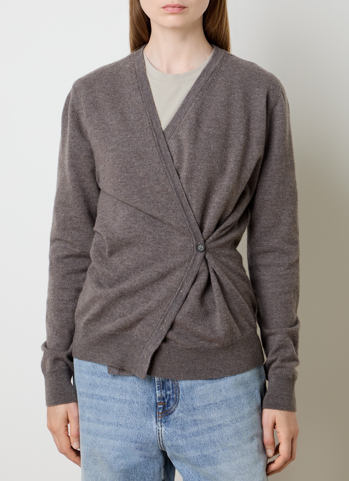 Róhe Fijngebreid asymmetrisch vest met plooidetail - detail taupe