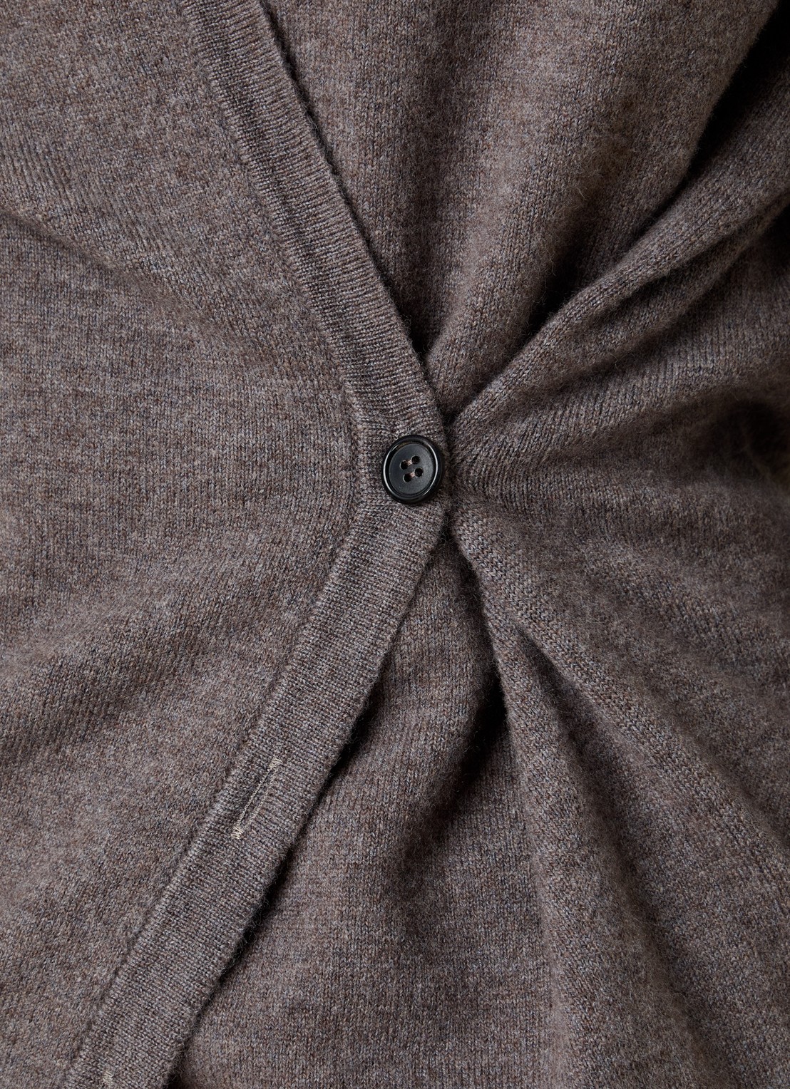 Róhe Fijngebreid asymmetrisch vest met plooidetail - detail 2 taupe
