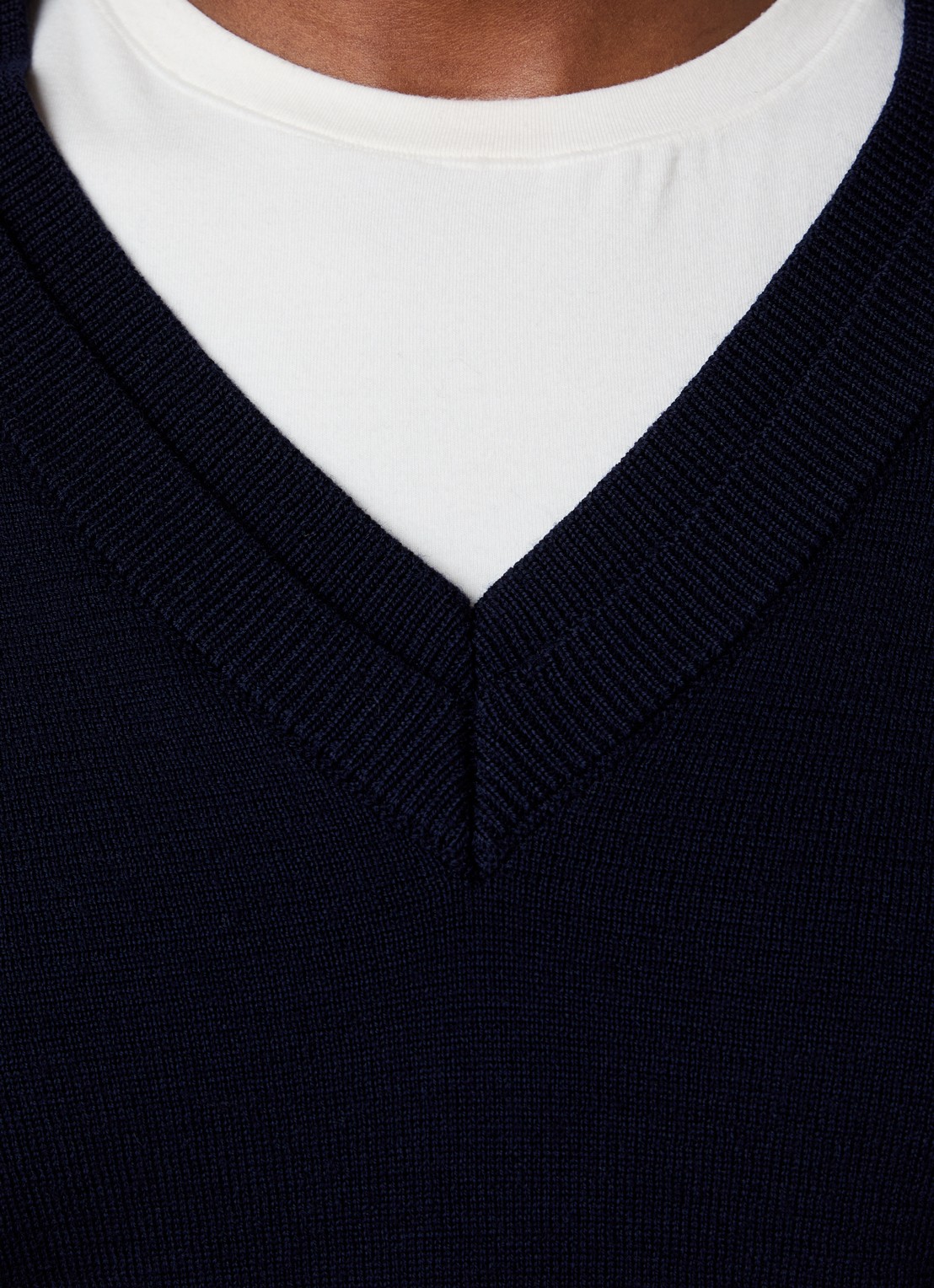 Róhe Fijngebreide trui van wol met V-hals - detail 2 donkerblauw