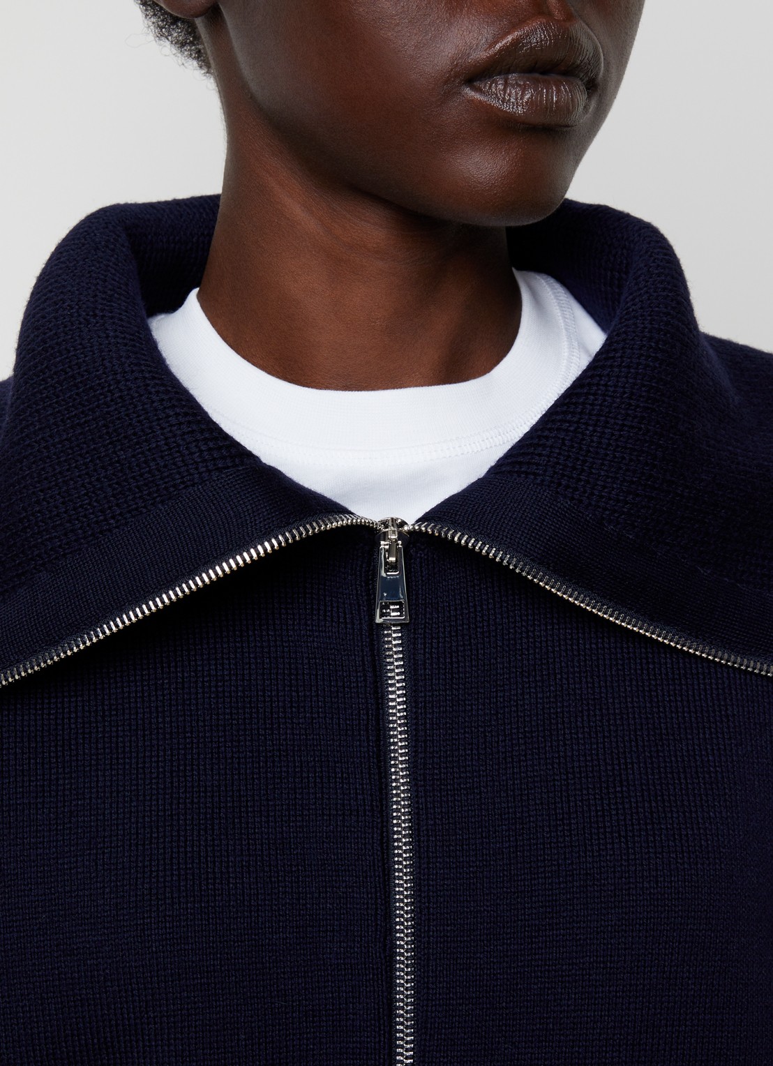 Róhe Grofgebreid vest van wol - detail 5 donkerblauw