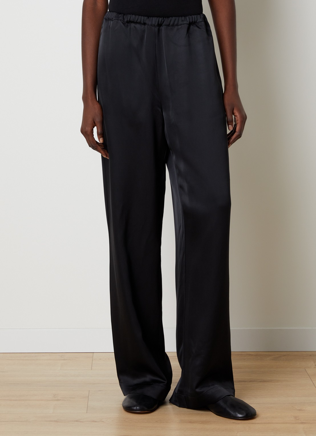 Róhe High waist flared fit broek van satijn - detail zwart