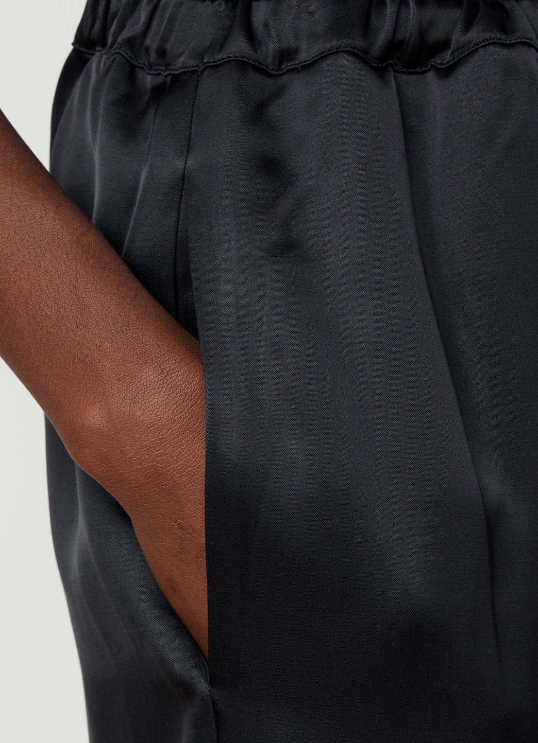 Róhe High waist flared fit broek van satijn - detail 2 zwart