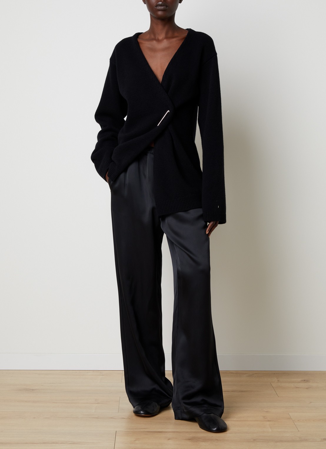 Róhe High waist flared fit broek van satijn - voorkant 5 zwart