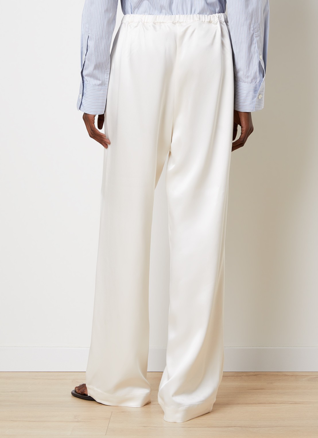 Róhe High waist flared fit broek van satijn - achterkant gebroken wit