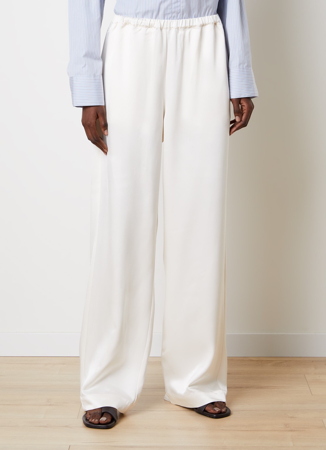 Róhe High waist flared fit broek van satijn - detail 2 gebroken wit