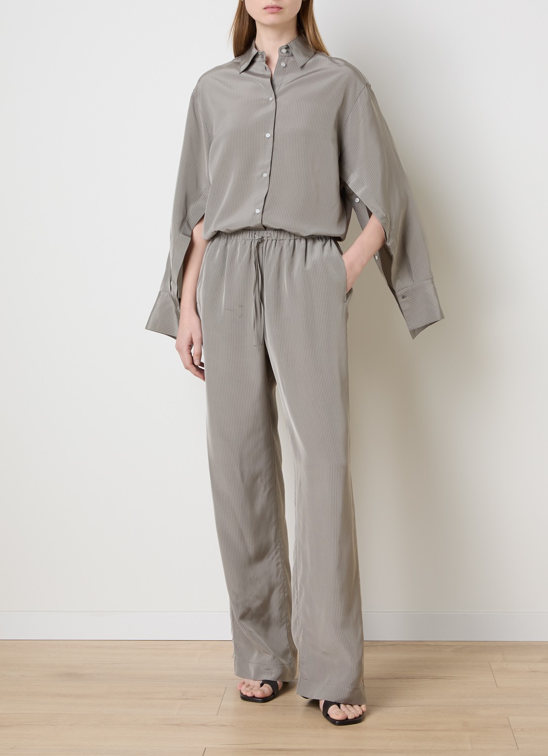 Róhe High waist straight fit pantalon van satijn met streepprint - voorkant 2 lichtgrijs